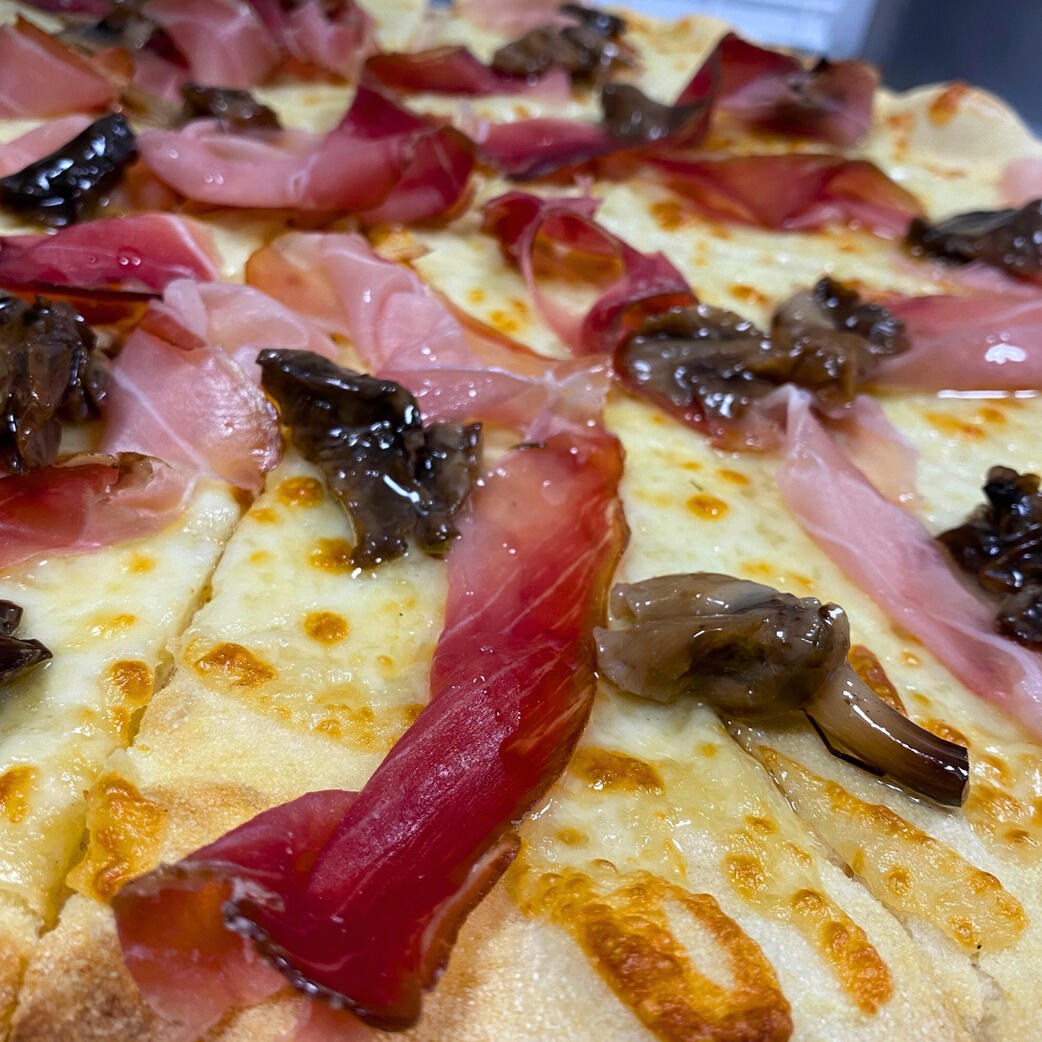 Foto pizza Crudo e Funghi sott'aceto