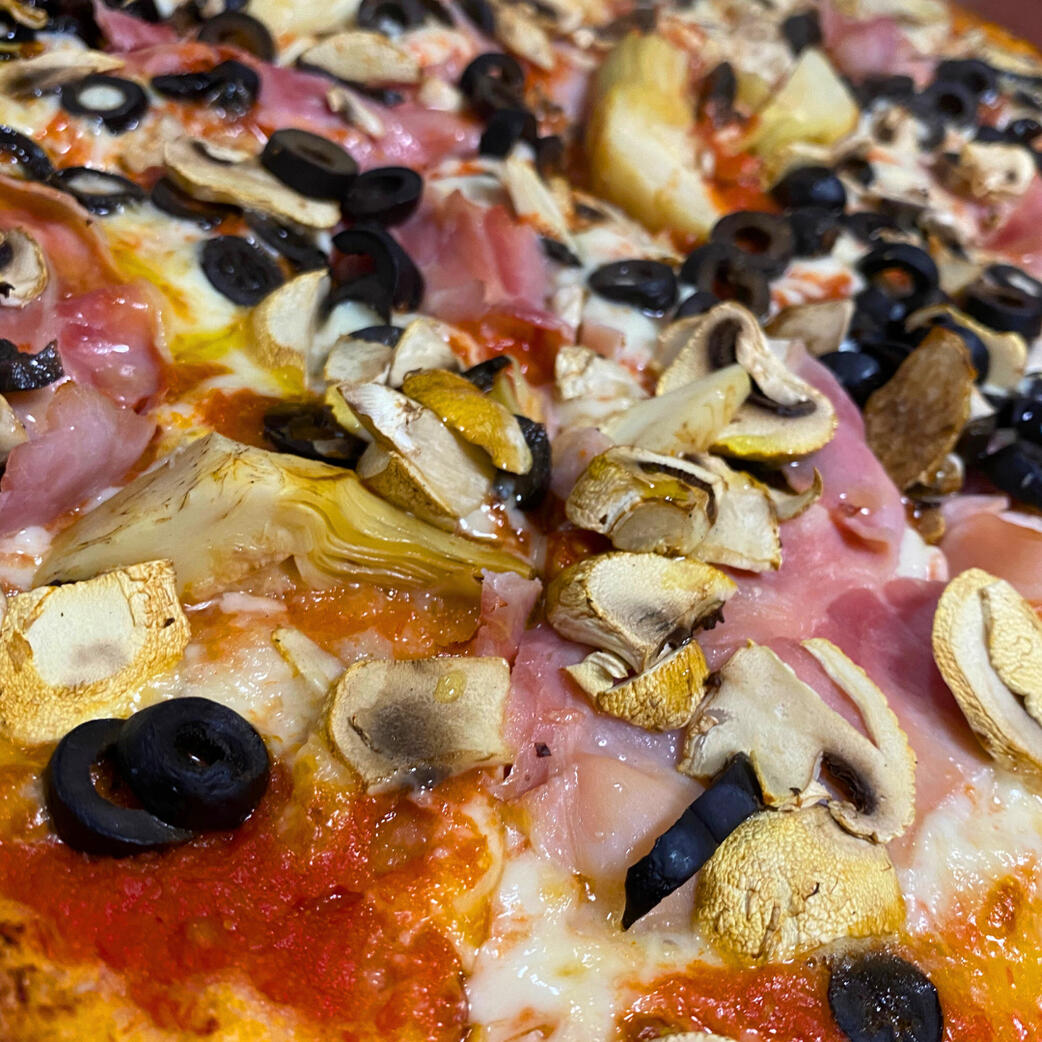 Foto pizza quattro stagioni