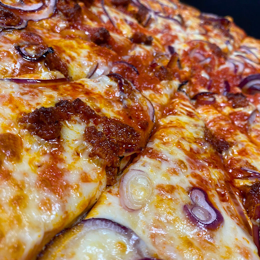 Foto pizza 'nduja e cipolle