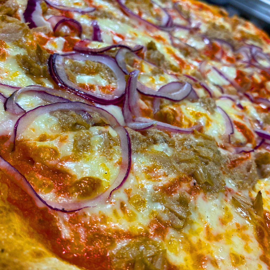 Foto pizza tonno e cipolle